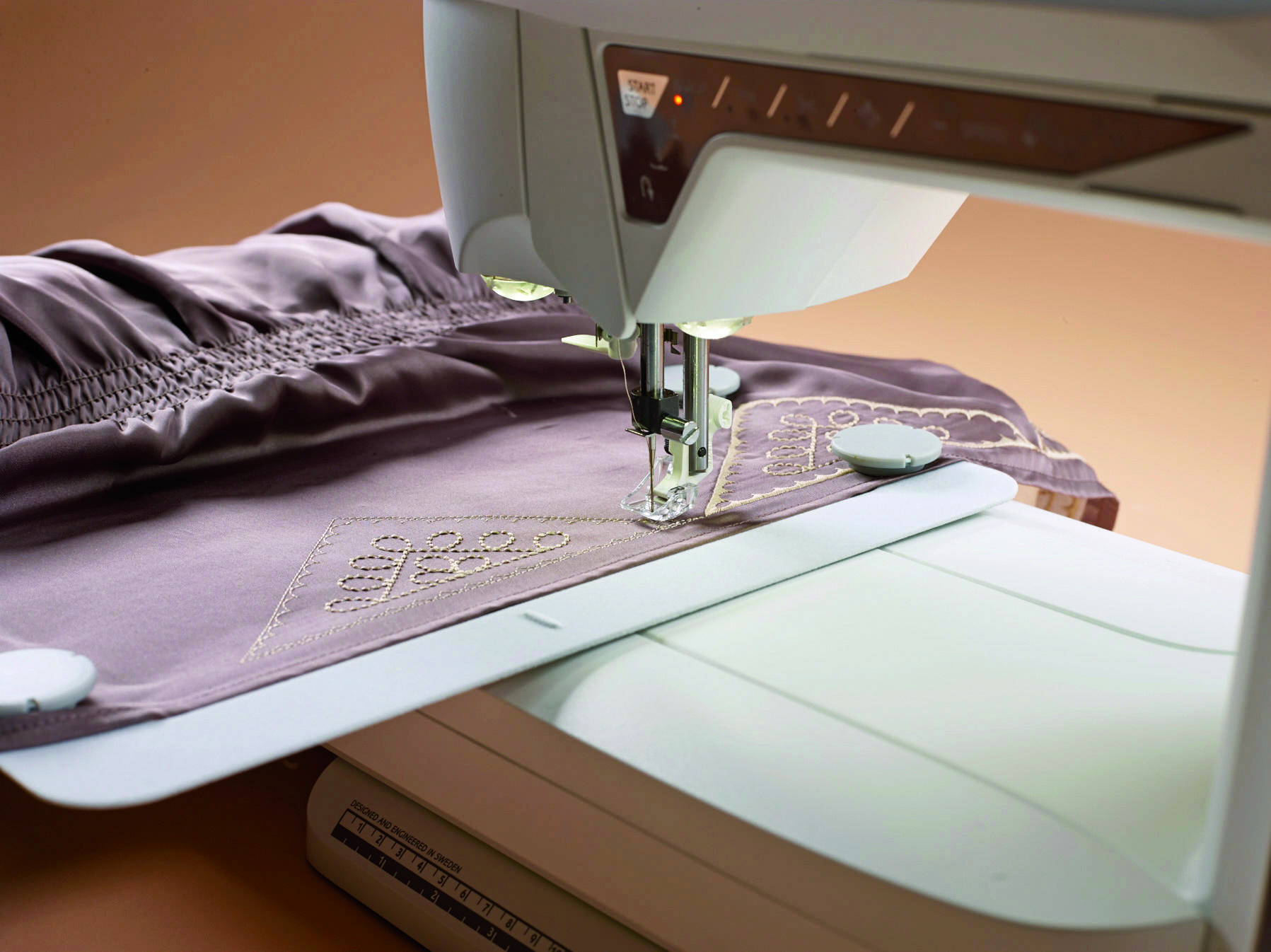 Husqvarna Viking Designer Topaz 40 inkl. Stickeinheit und Premier +2 embroidery - code
