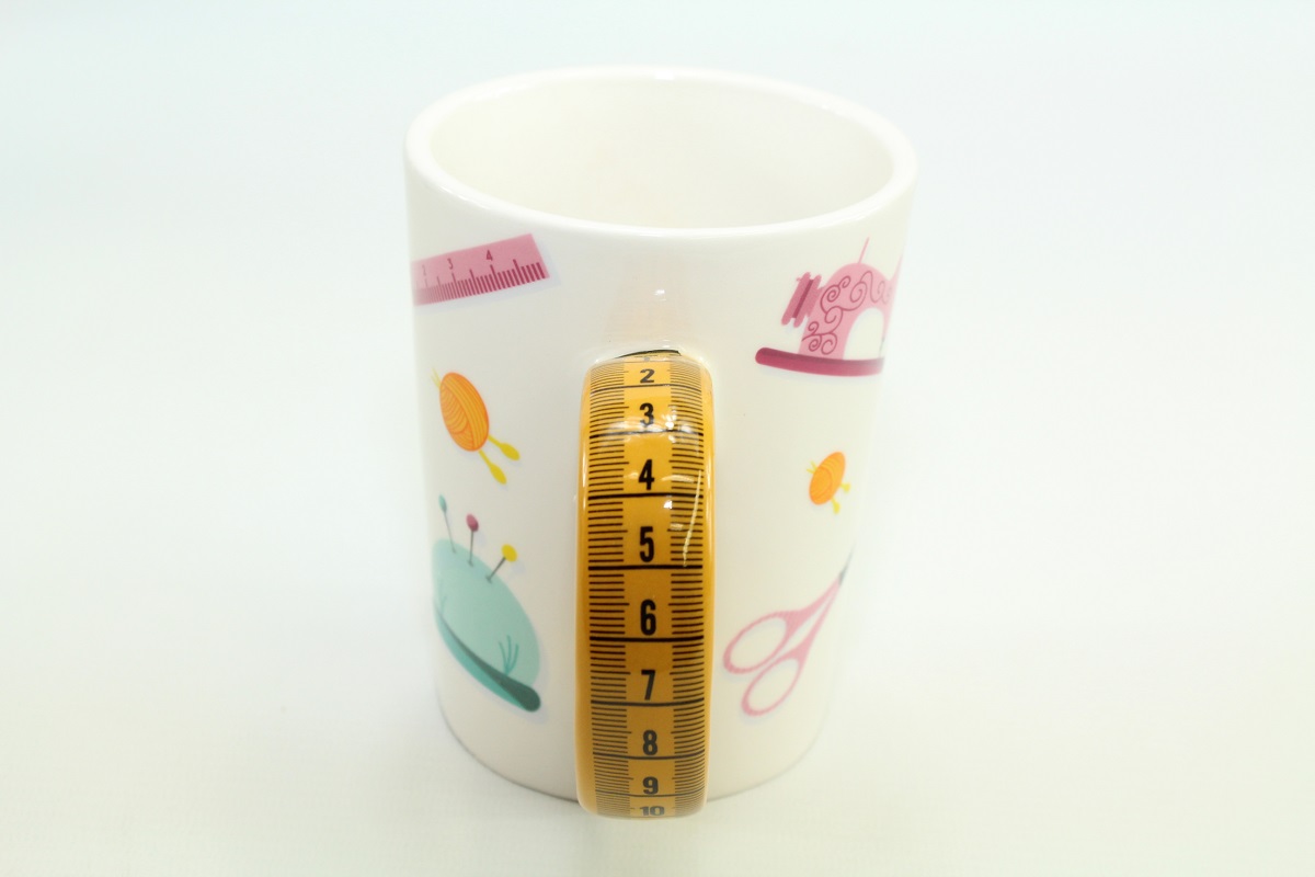 Tasse mit Massband-Griff