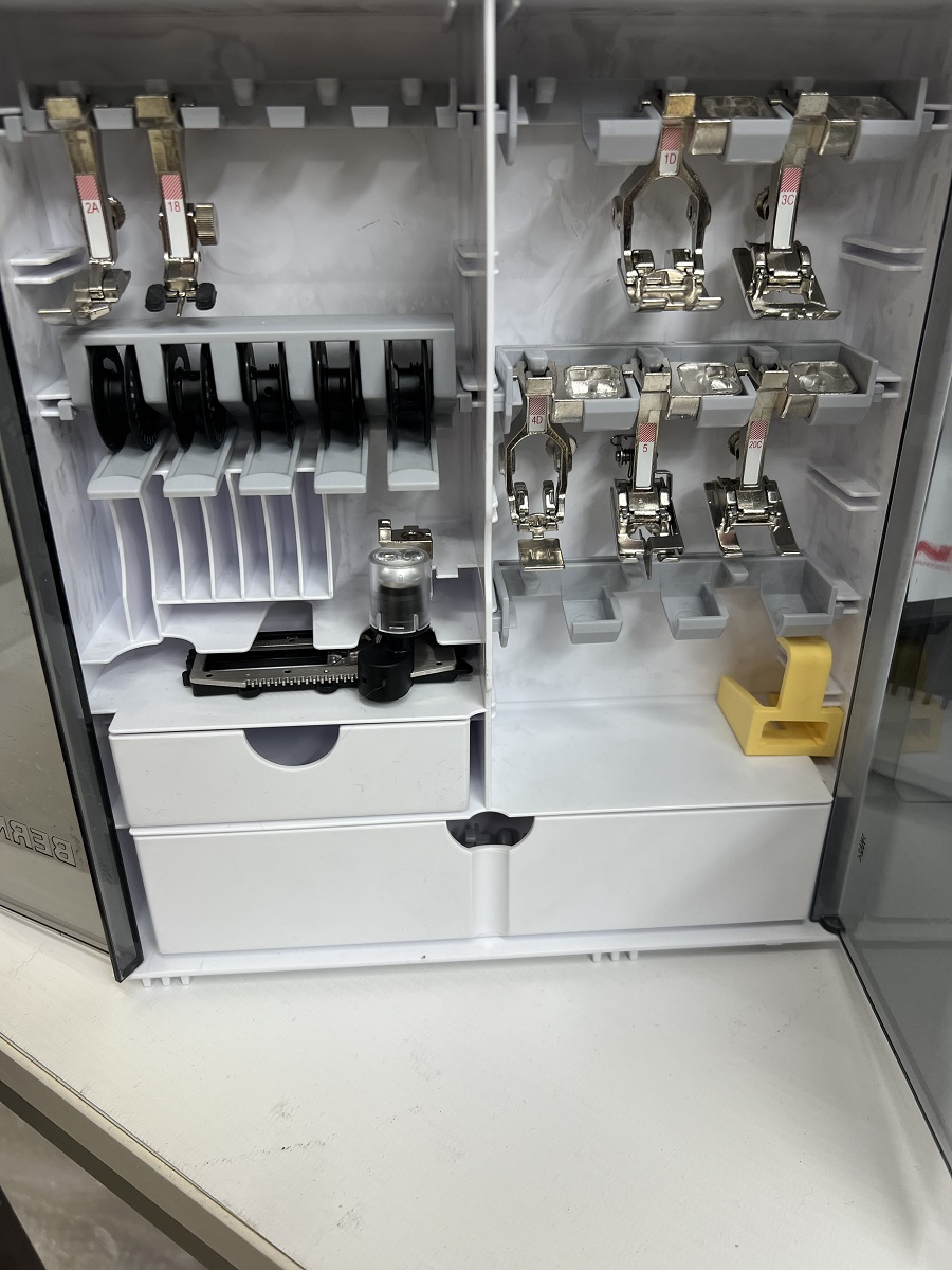 Bernina 880 PLUS inkl. SDT-Stickmodul Second Hand Gebraucht 3 Jahre alt