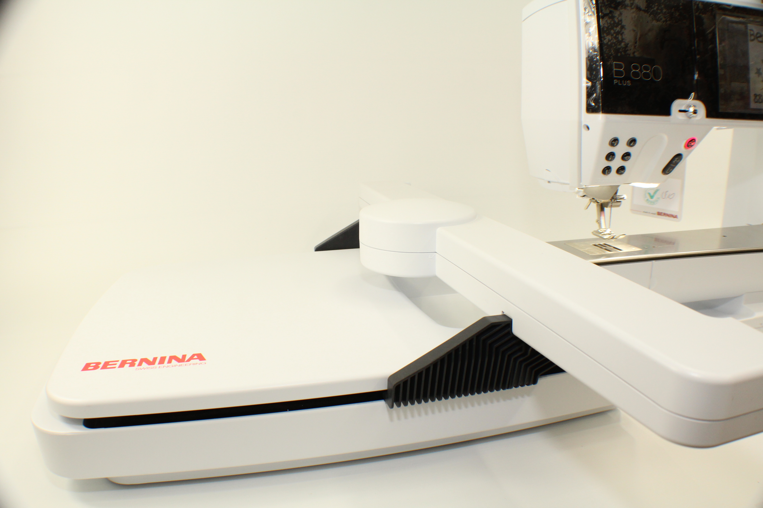 Bernina 880 PLUS inkl. SDT-Stickmodul Second Hand Gebraucht 3 Jahre alt