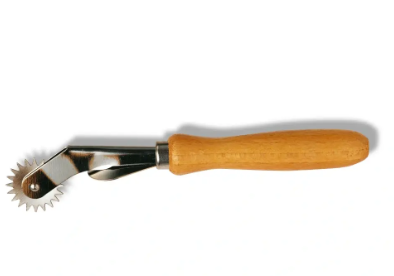Kopierrädchen mit Holzgriff und gezahntem Metallrad