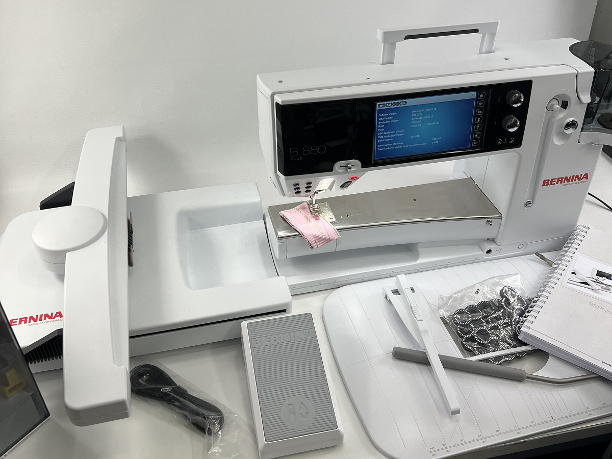 Bernina 880 PLUS inkl. SDT-Stickmodul Second Hand Gebraucht 3 Jahre alt