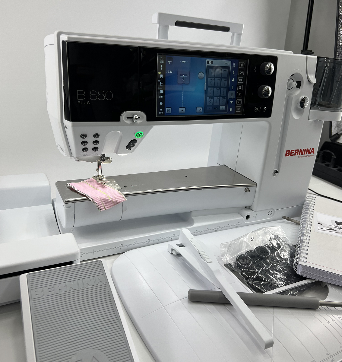Bernina 880 PLUS inkl. SDT-Stickmodul Second Hand Gebraucht 3 Jahre alt